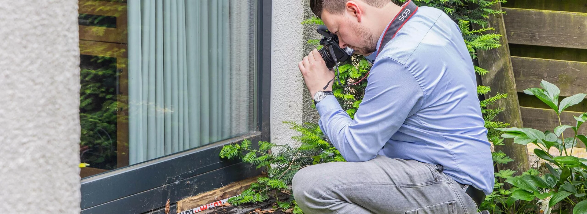 Gero Keuthen fotographiert einen Schaden am Fenster
