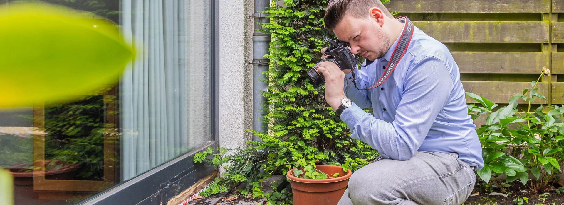 Gero Keuthen fotographiert einen Schaden am Fenster